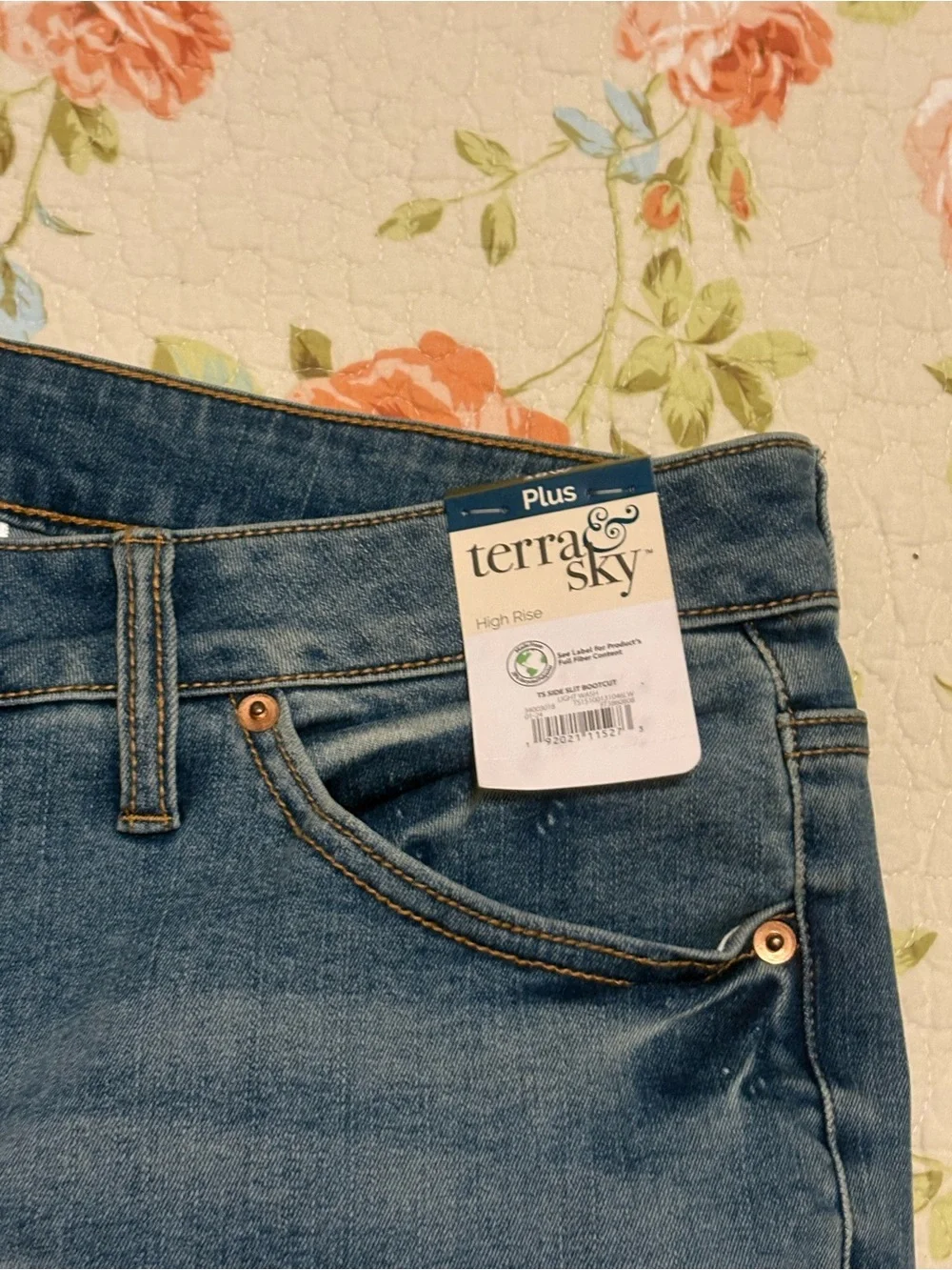 New Terra & Sky Women’s Plus Size Side Slit Bootcut High Rise Jeans Size 18W